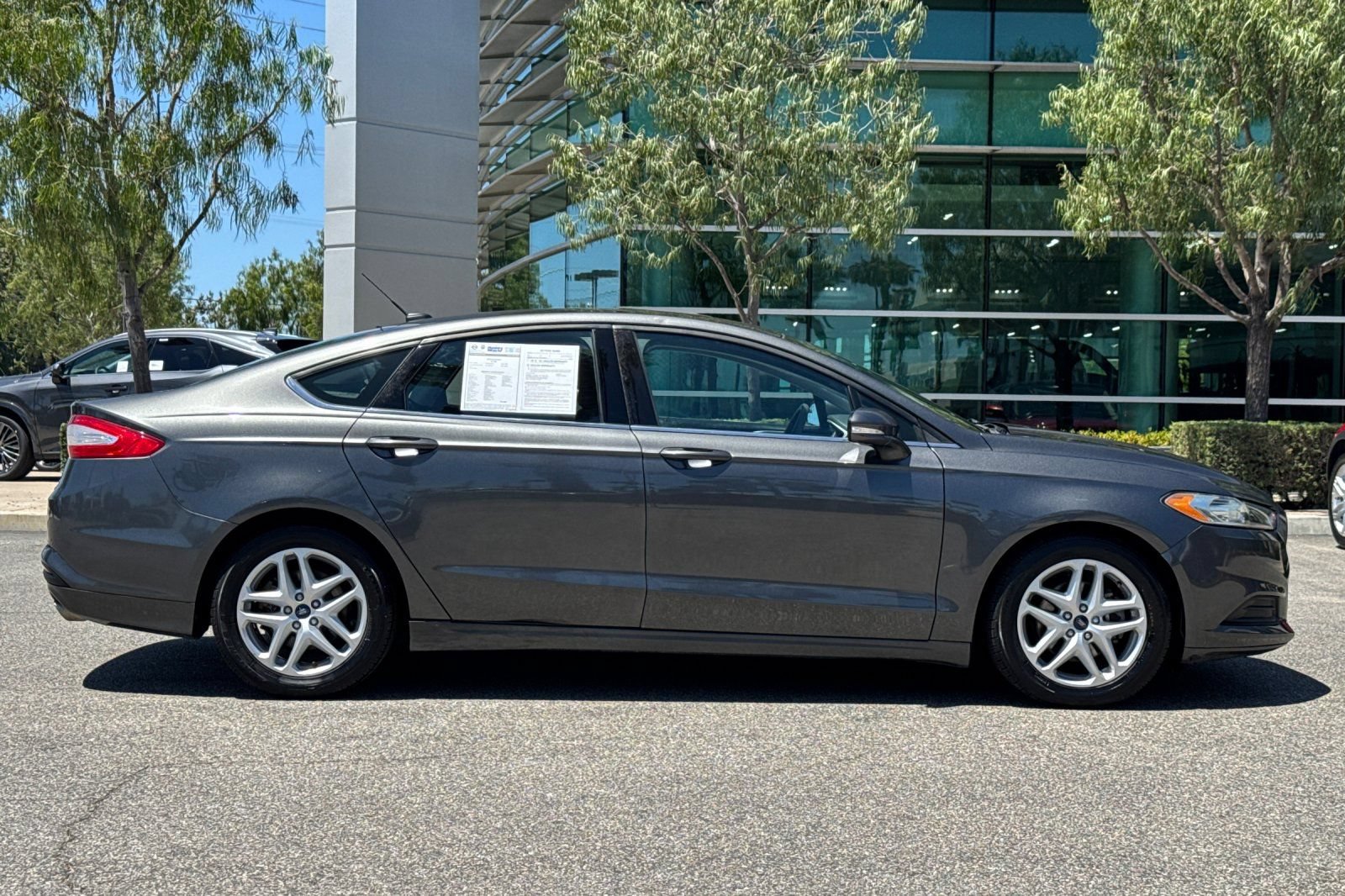 Used 2015 Ford Fusion SE FWD image 3