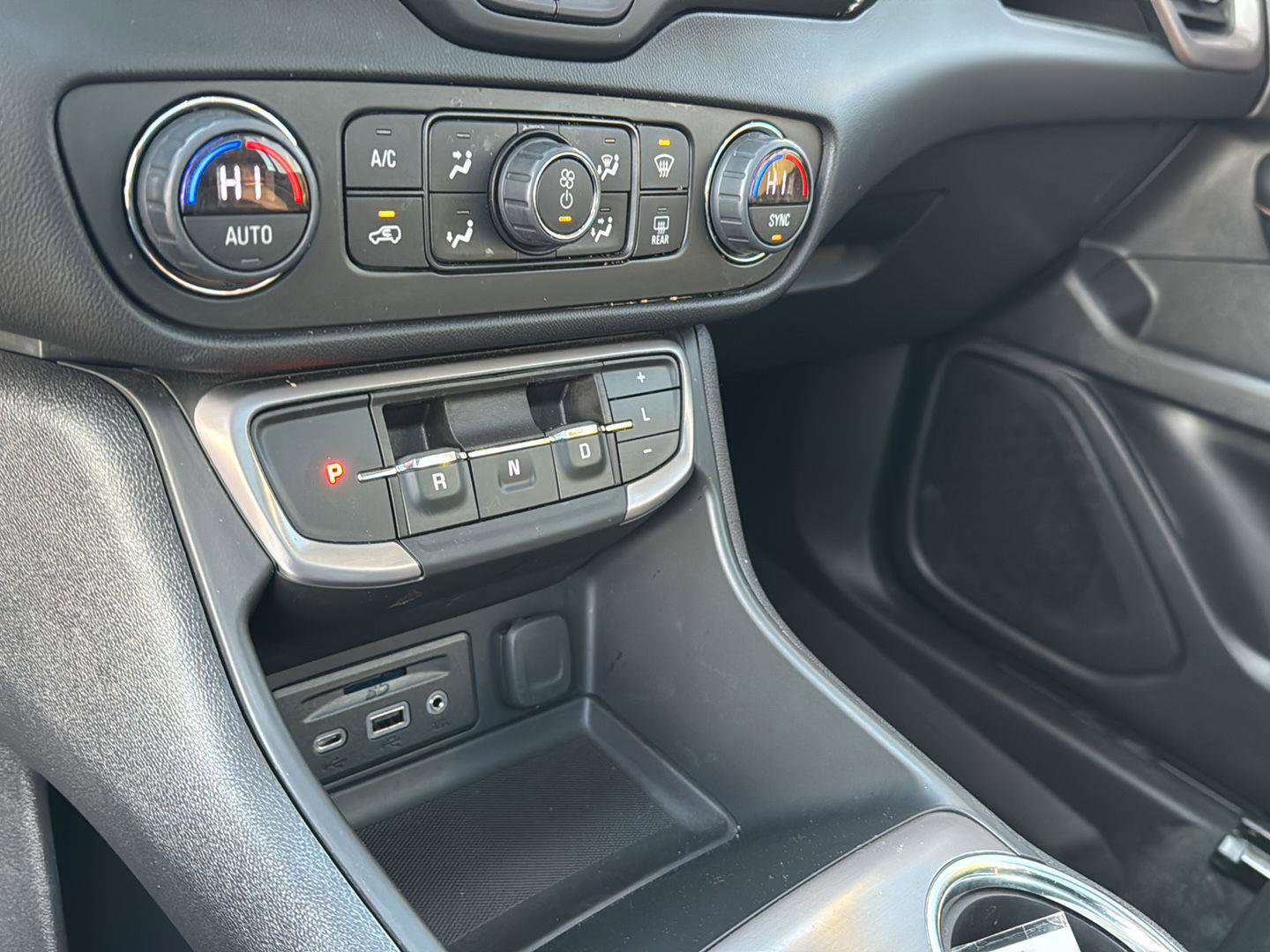 Used 2024 GMC Terrain AT4 image 25