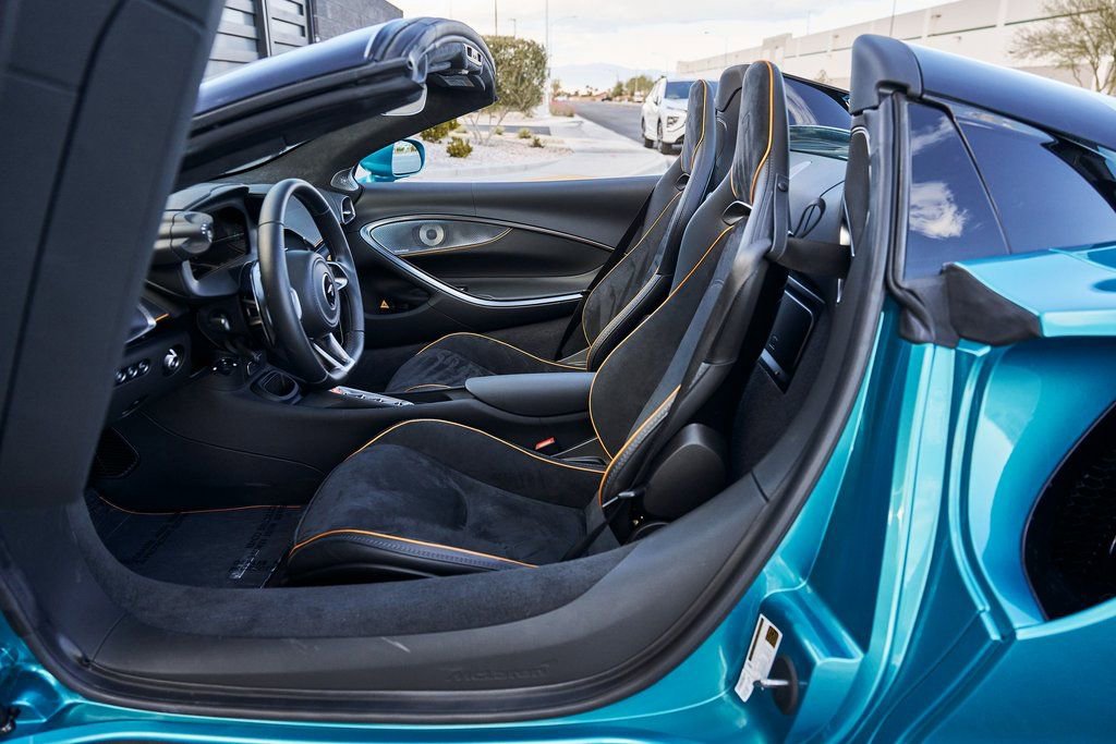 Used 2025 McLaren Artura Spider image 31