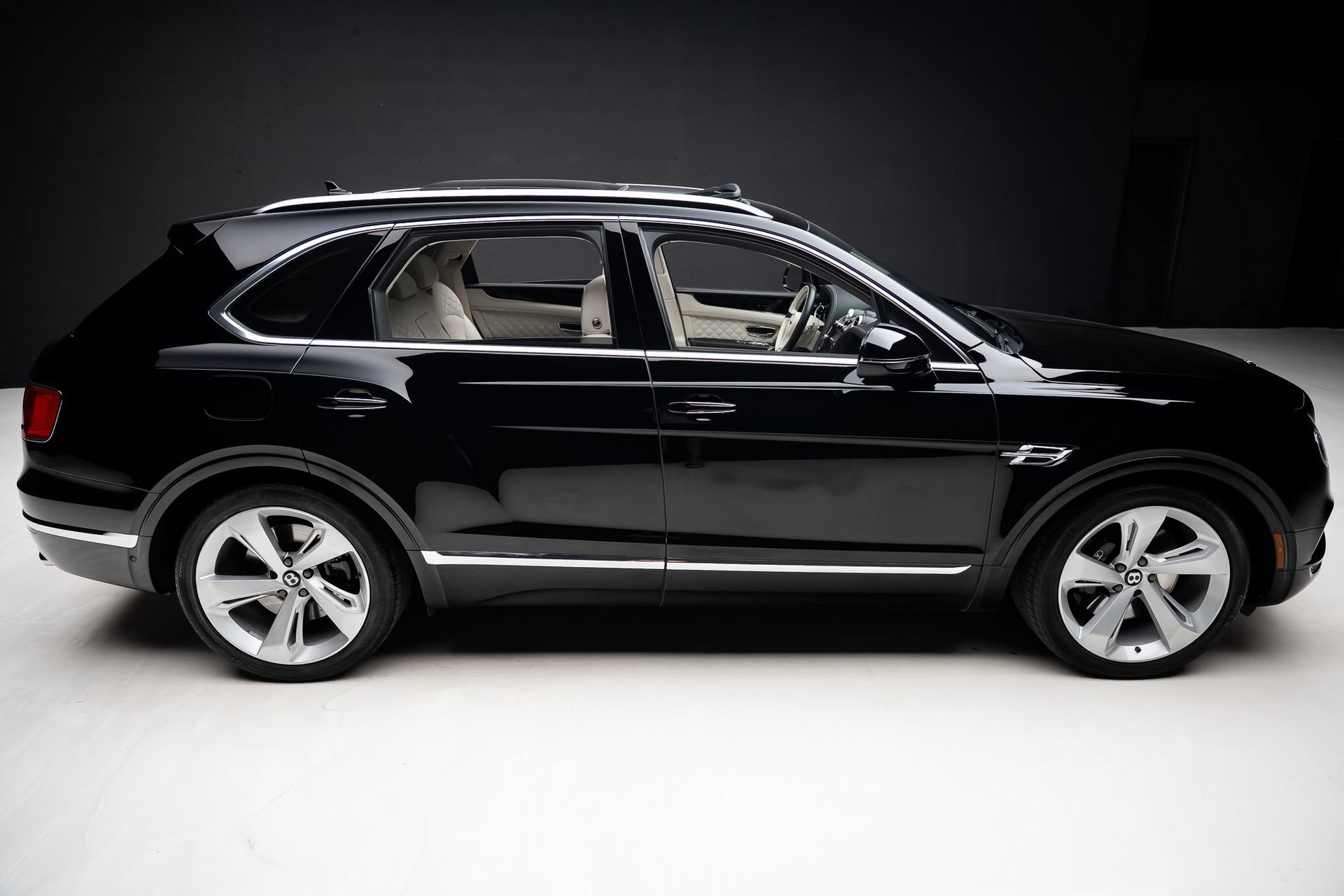Used 2018 Bentley Bentayga AWD/4WD image 34