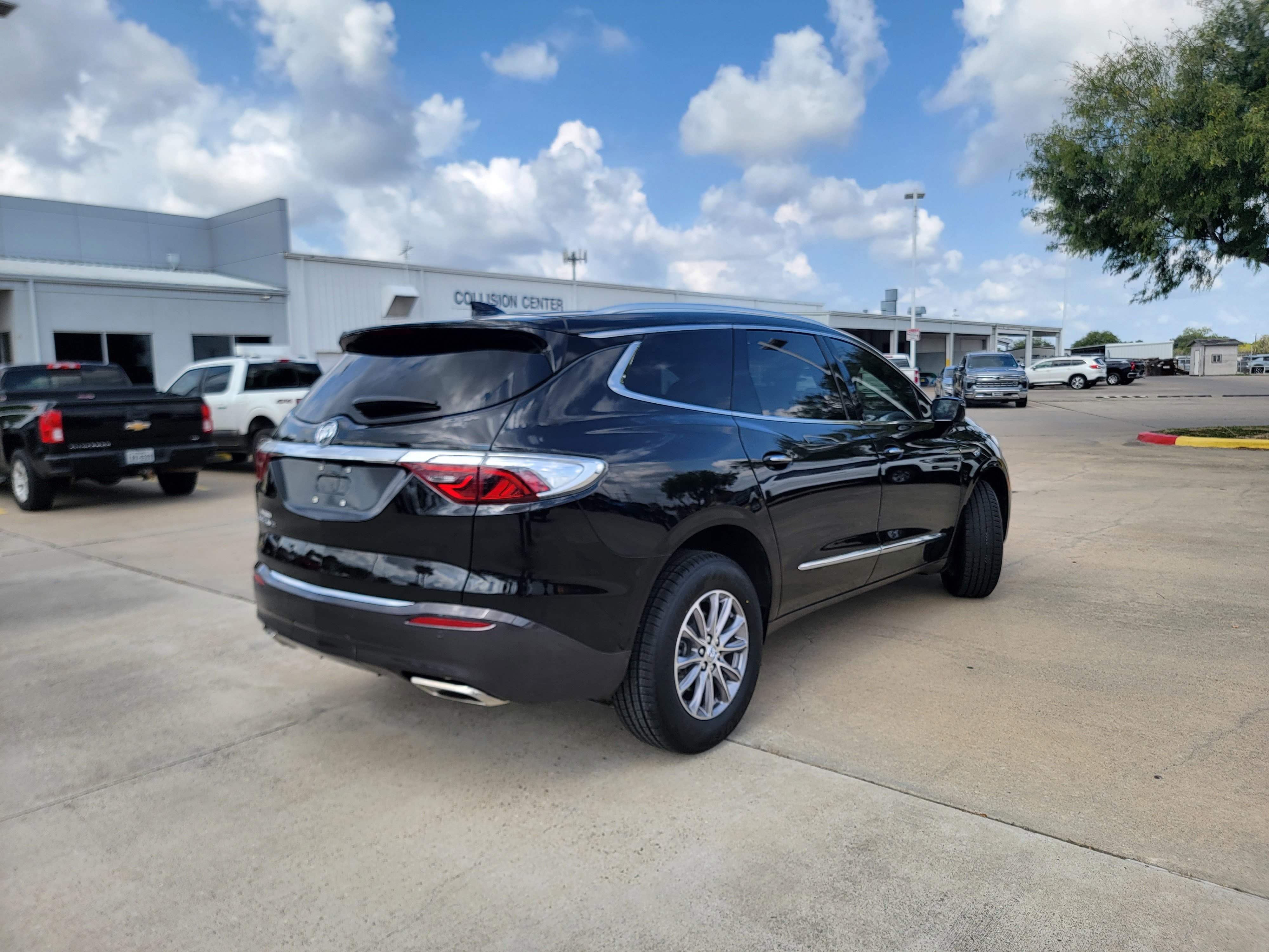 Used 2023 Buick Enclave Essence image 7