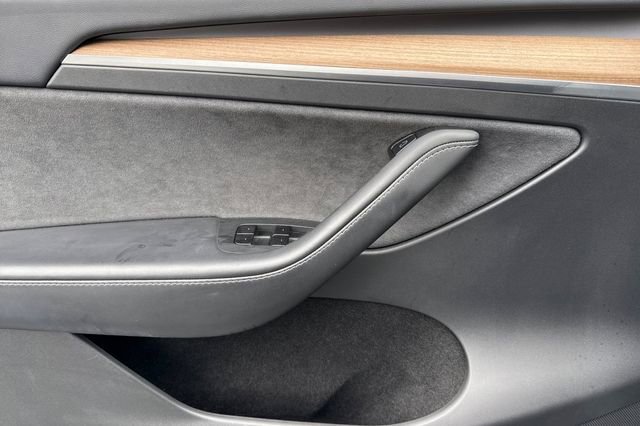 Used 2025 Tesla Model Y Long Range image 14