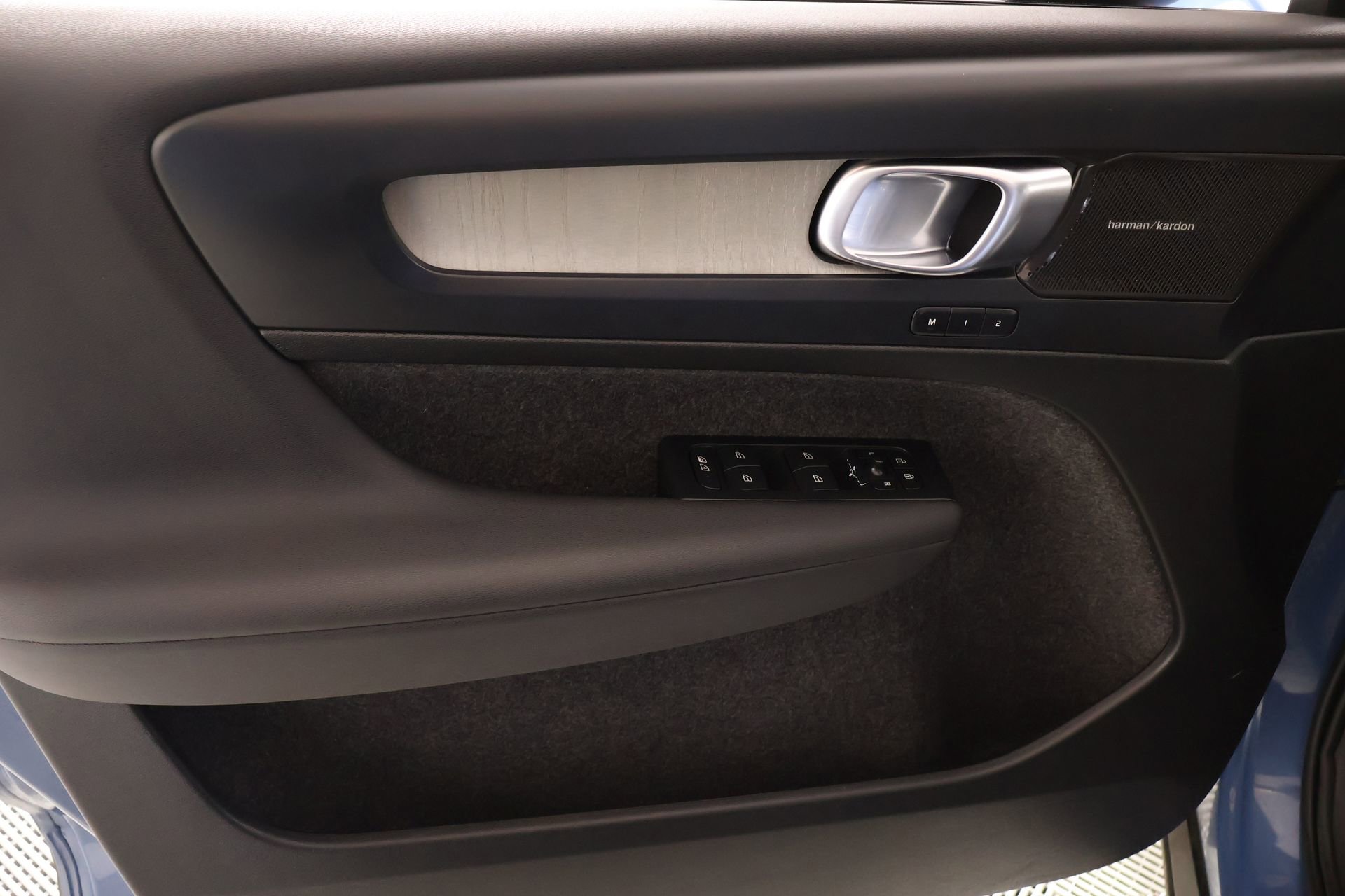 Used 2024 Volvo XC40 B5 Ultimate w/ Protection Package Premier image 17