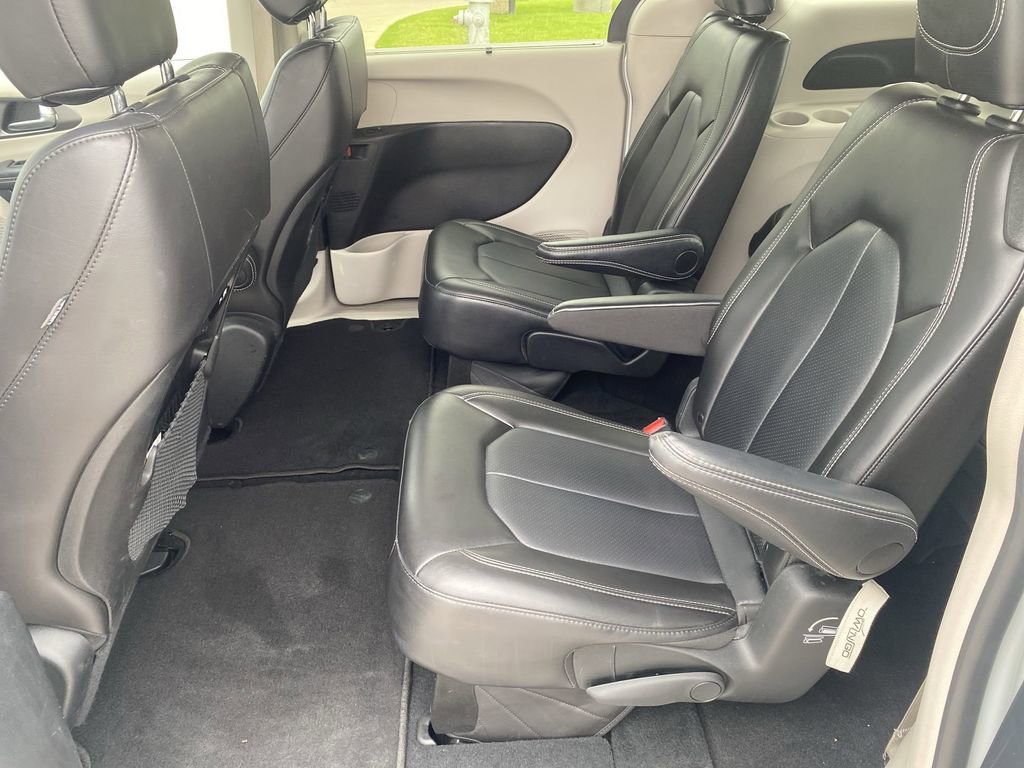 Used 2024 Chrysler Pacifica Touring-L image 21