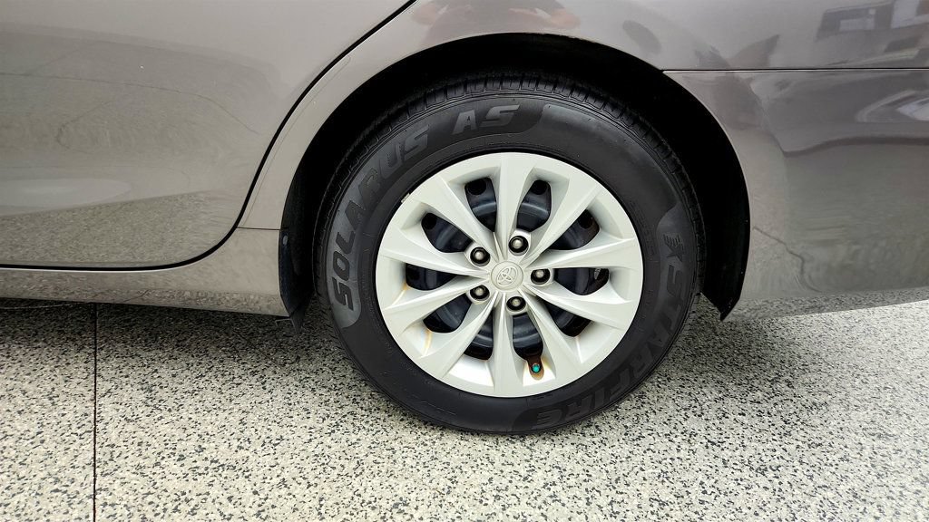 Used 2015 Toyota Camry LE FWD image 9
