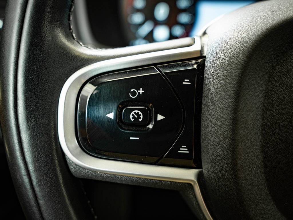 Used 2022 Volvo XC90 T6 Momentum AWD/4WD image 28