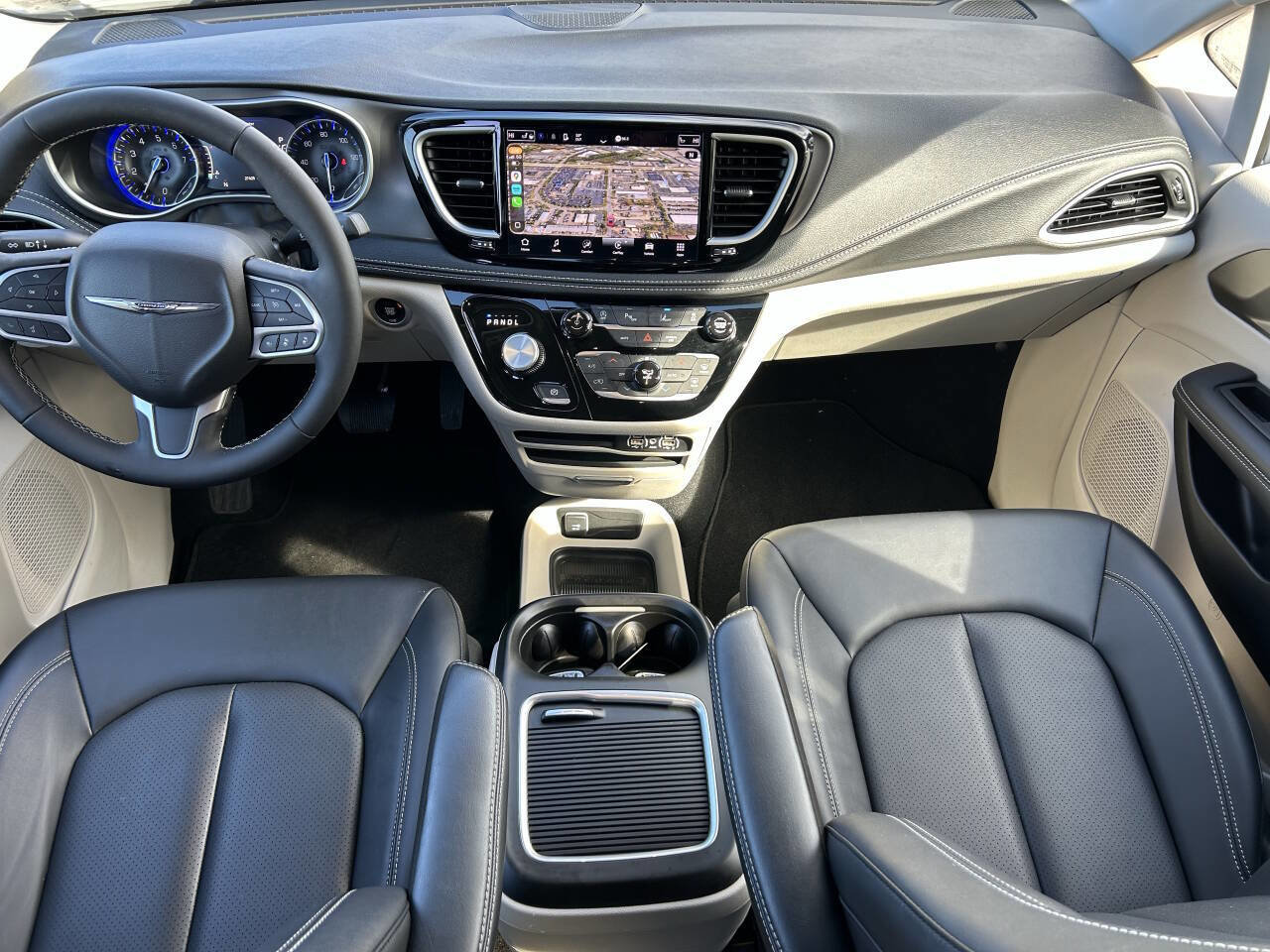 Used 2024 Chrysler Pacifica Touring-L image 16