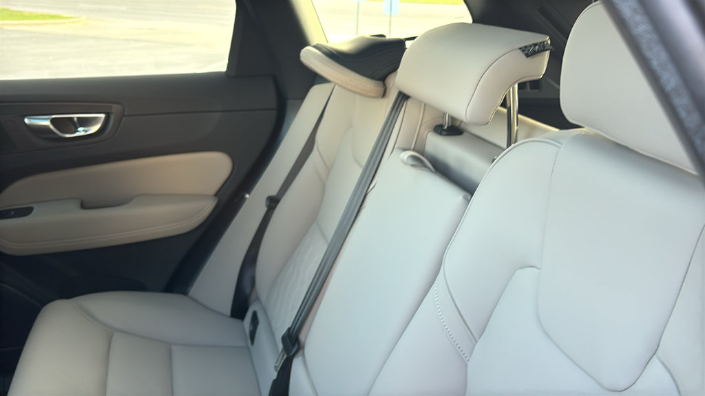 New 2027 Volvo XC60 B5 Plus AWD/4WD image 11