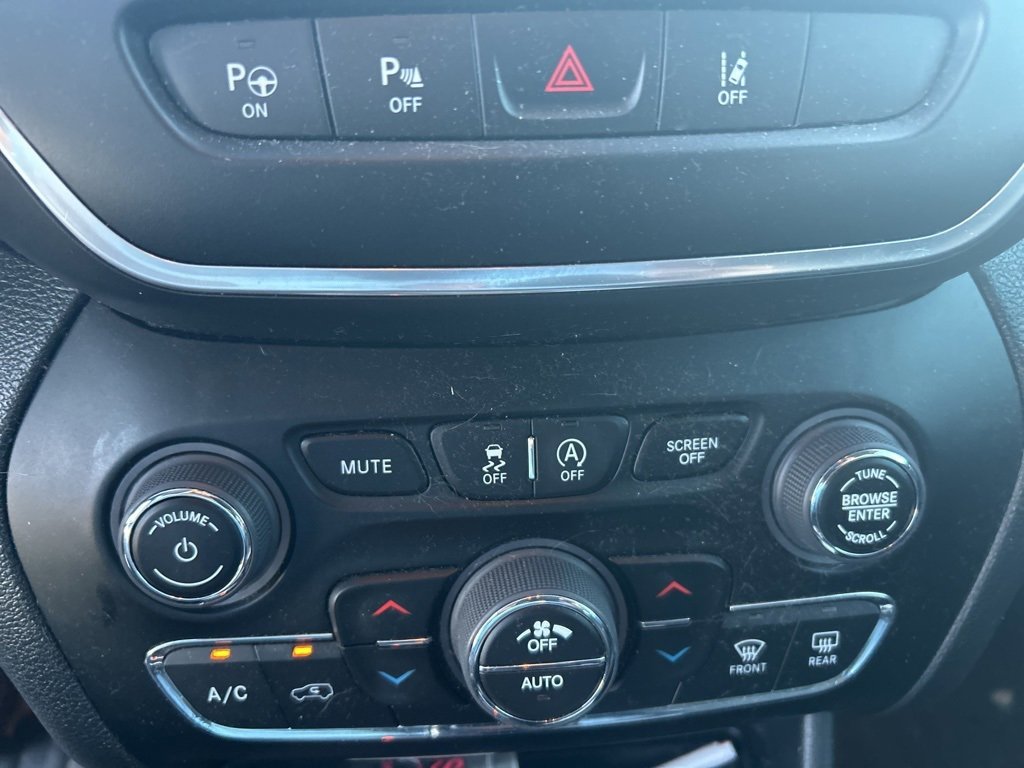 Used 2023 Jeep Cherokee Altitude Lux image 13