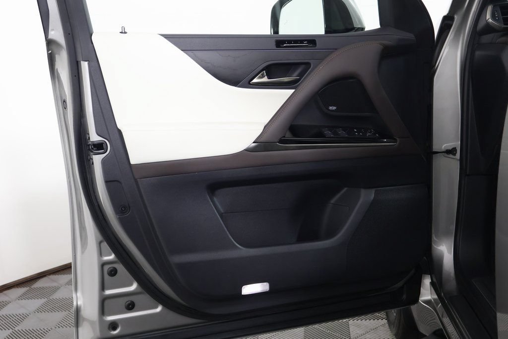 Certified 2024 Lexus LX 600 4WD w/ Luxury Package image 13