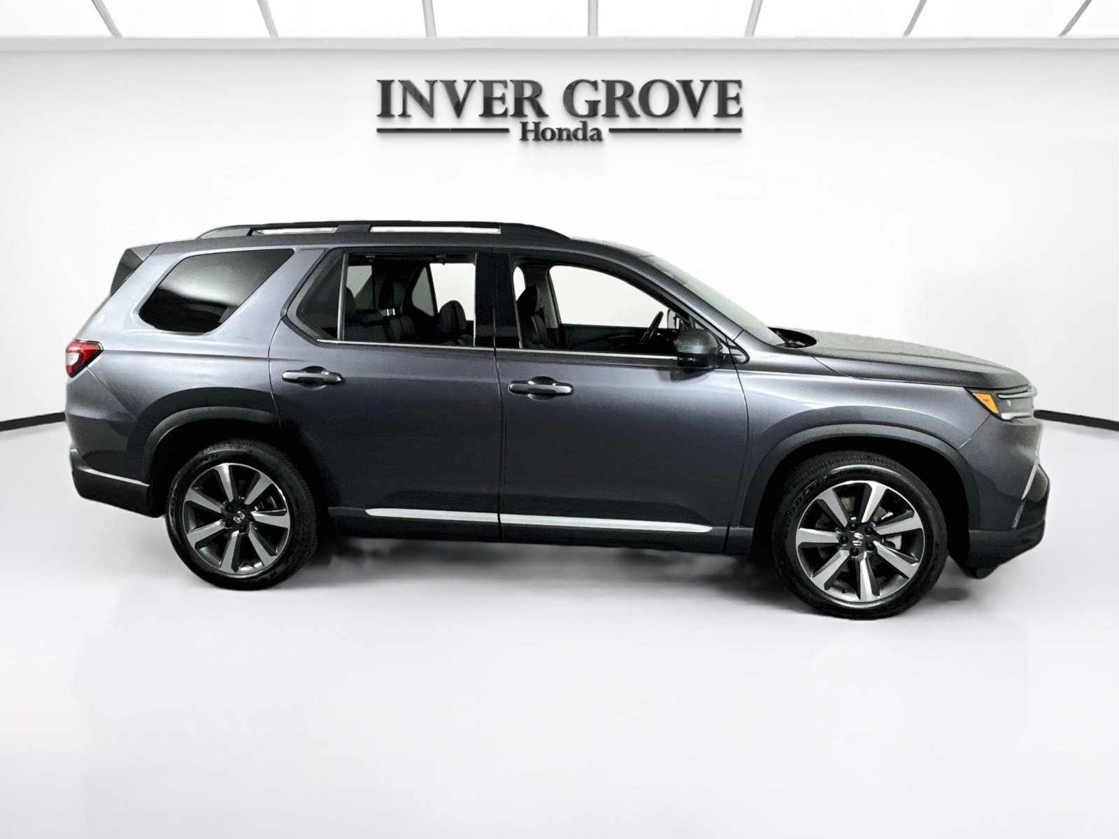 Used 2024 Honda Pilot Touring image 4
