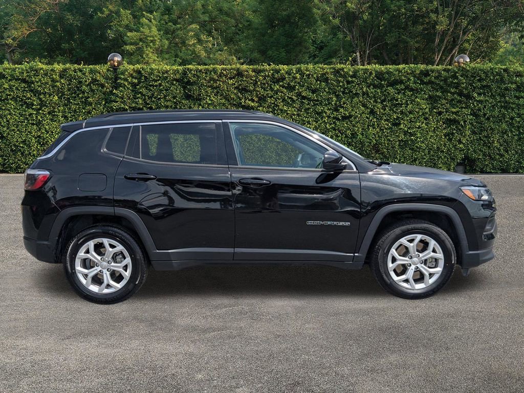 Used 2024 Jeep Compass Latitude image 3