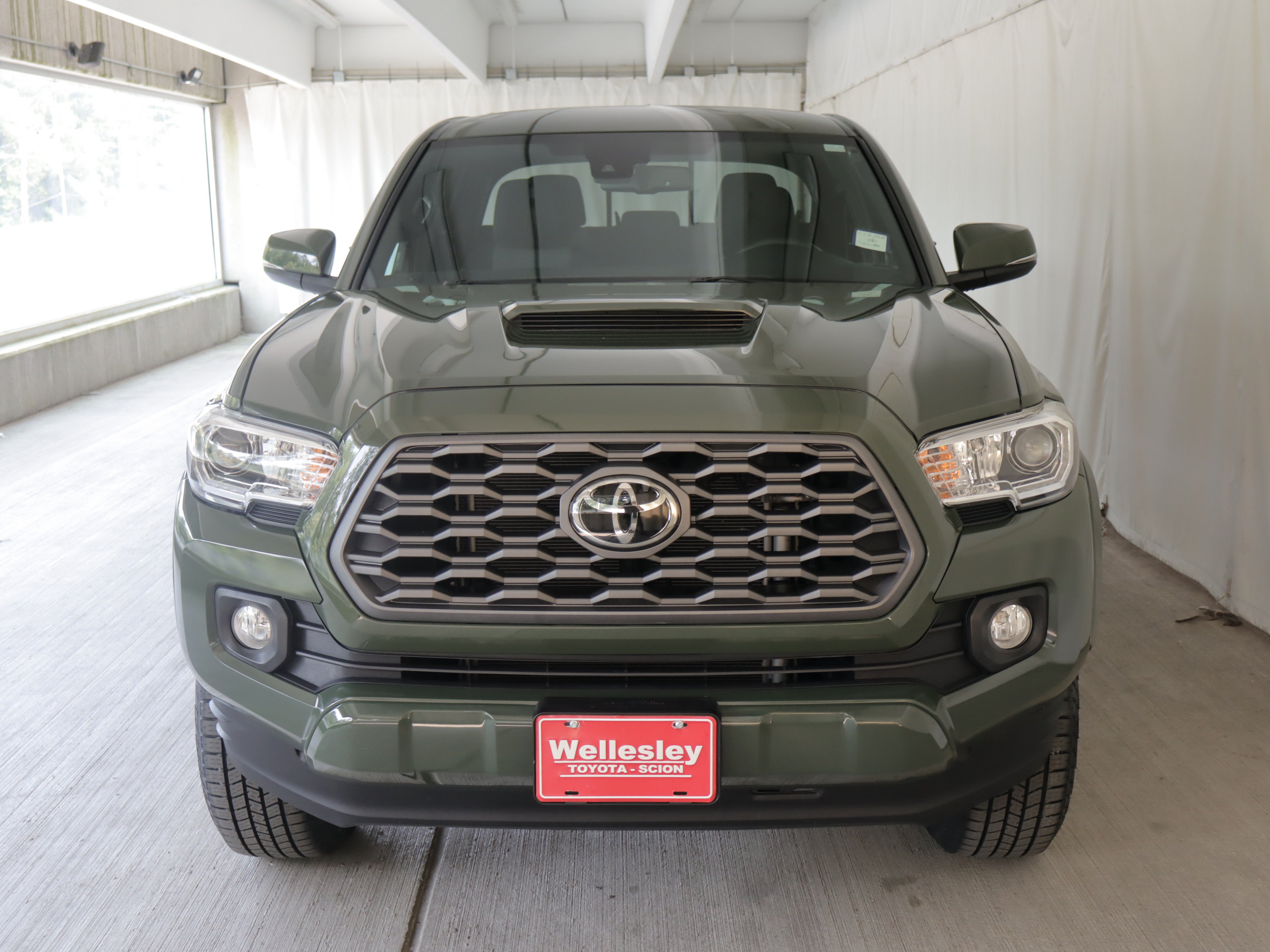 Used 2021 Toyota Tacoma TRD Sport w/ Technology Package AWD/4WD image 3