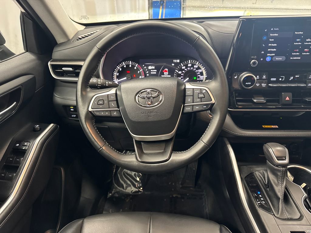 Used 2023 Toyota Highlander XLE AWD/4WD image 14