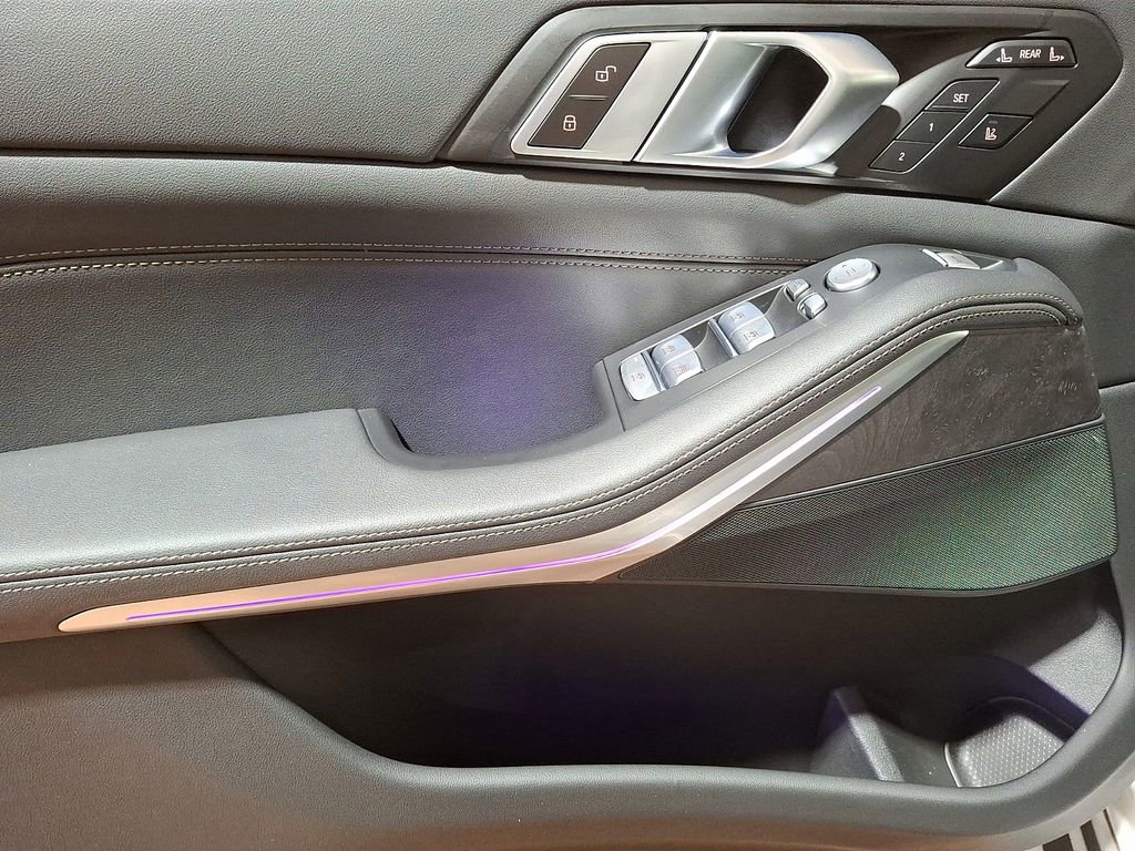 Used 2024 BMW X7 xDrive40i w/ M Sport Package image 9