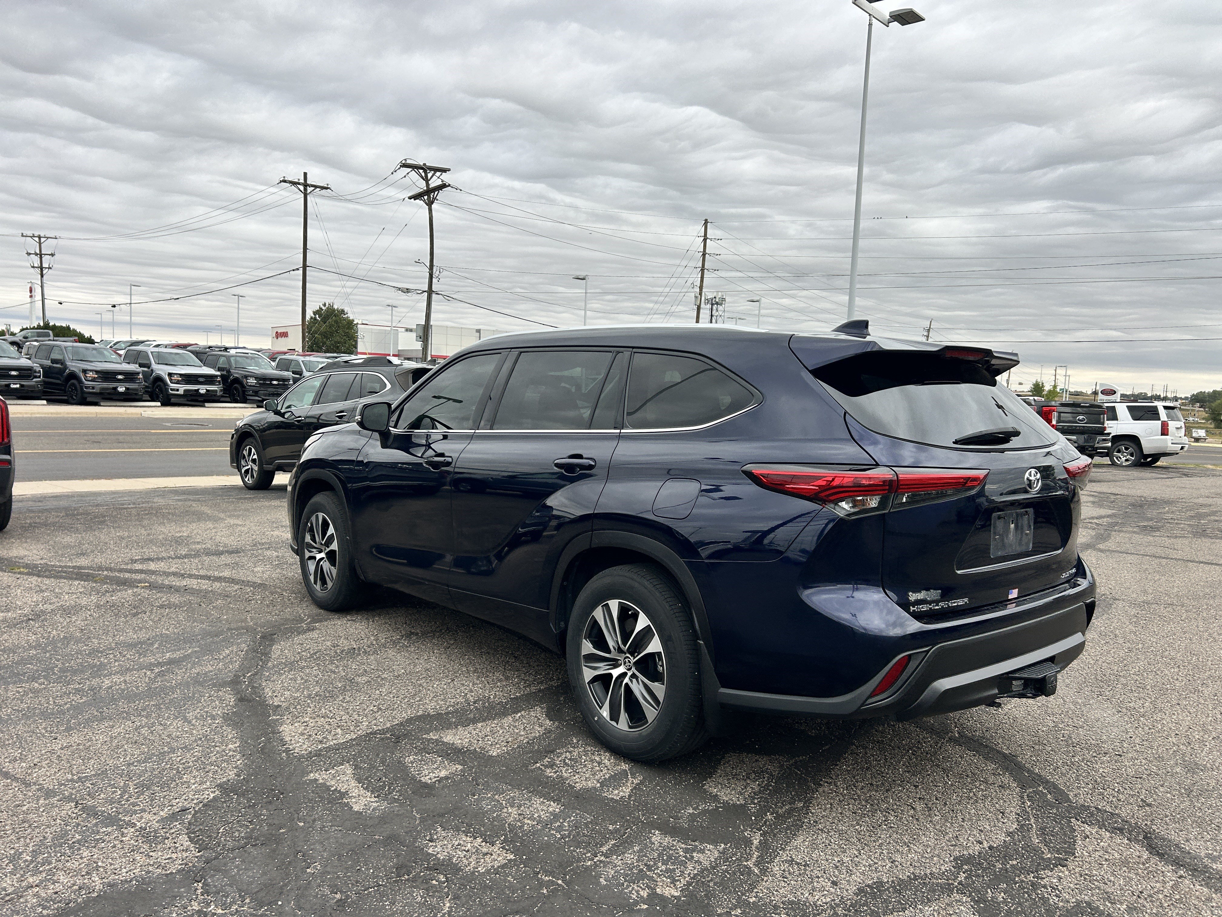 Used 2021 Toyota Highlander XLE AWD/4WD image 3