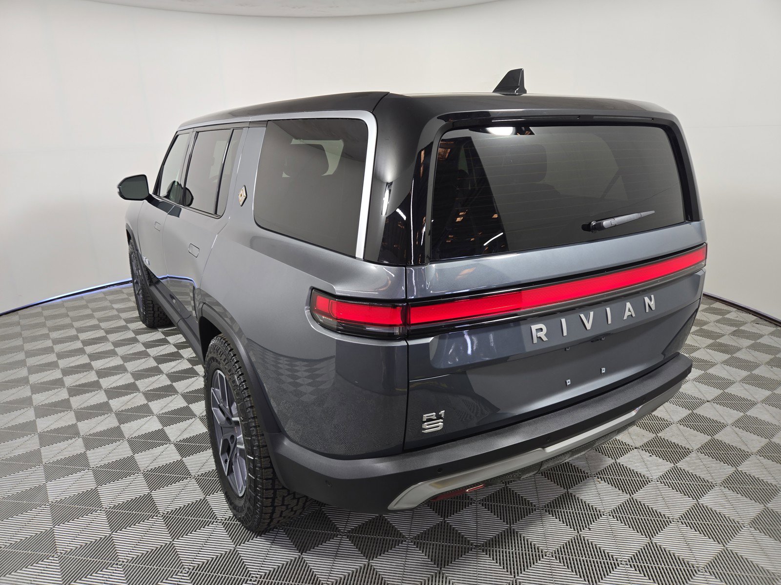 Used 2024 Rivian R1S Adventure image 3