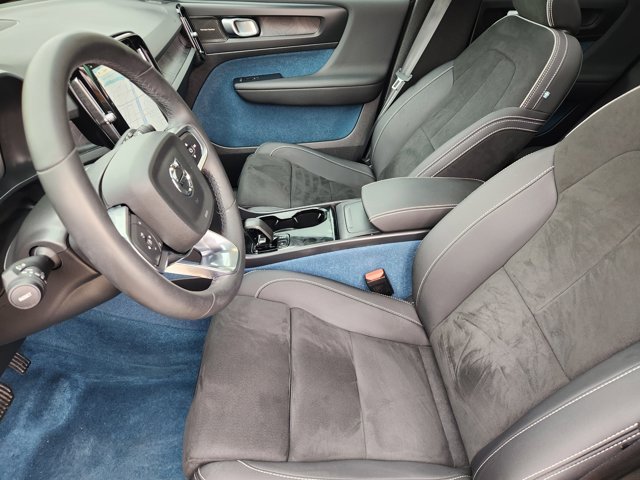 Used 2023 Volvo XC40 Recharge Ultimate image 12