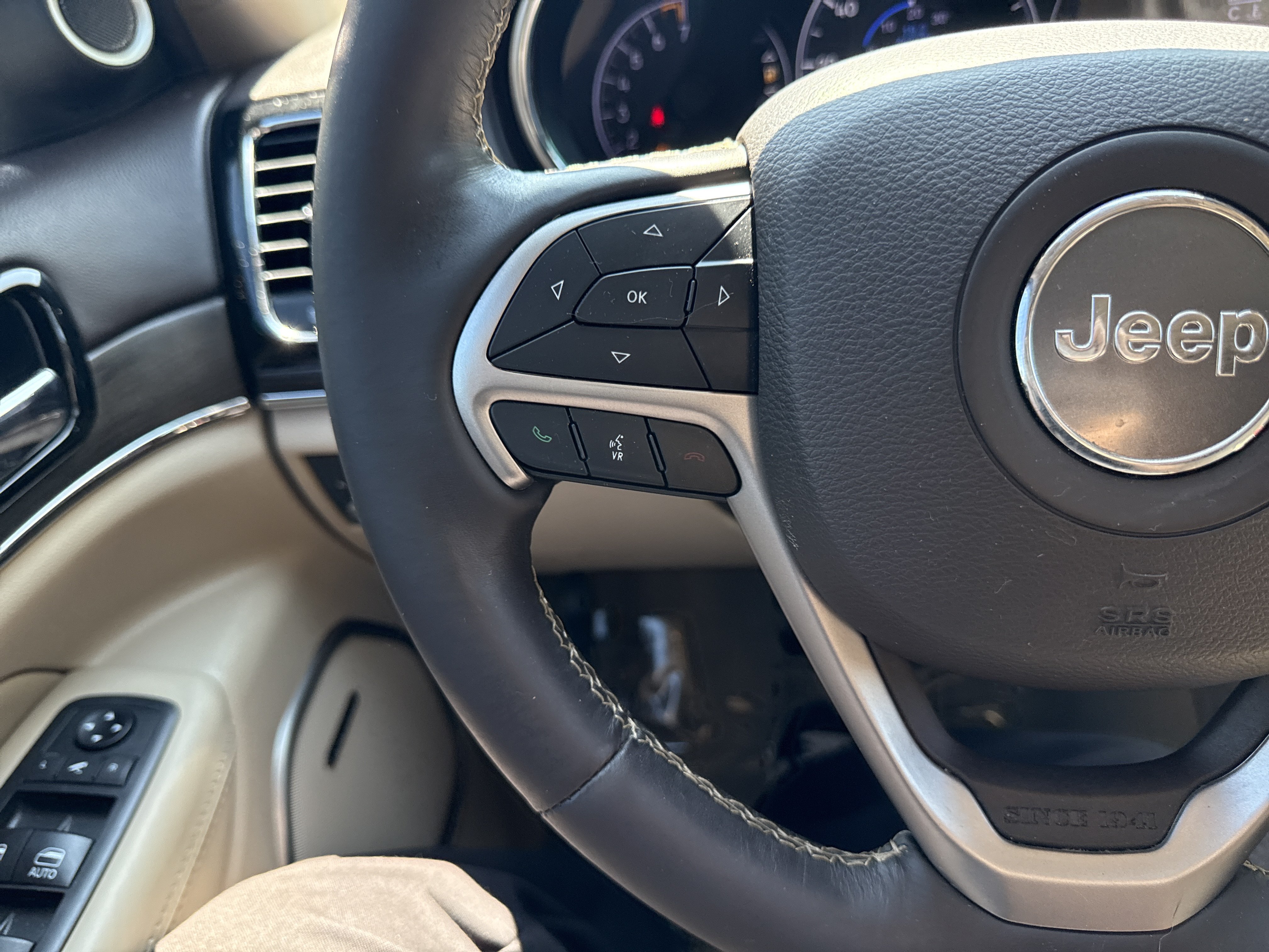 Used 2020 Jeep Grand Cherokee Overland AWD/4WD image 19