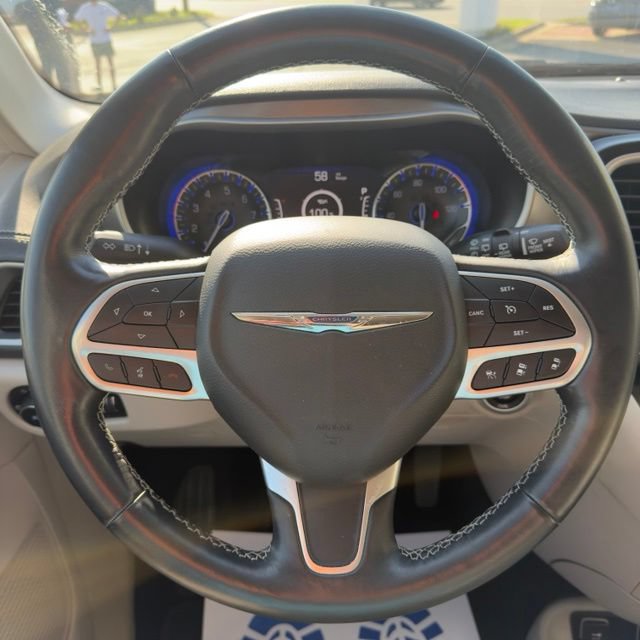 Used 2021 Chrysler Pacifica Touring-L w/ Uconnect Theater Family Group FWD image 19