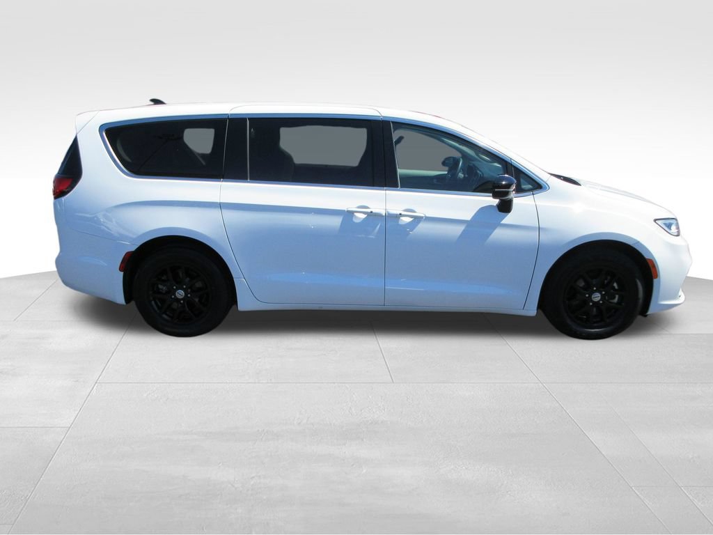 Used 2024 Chrysler Pacifica Touring-L FWD image 6