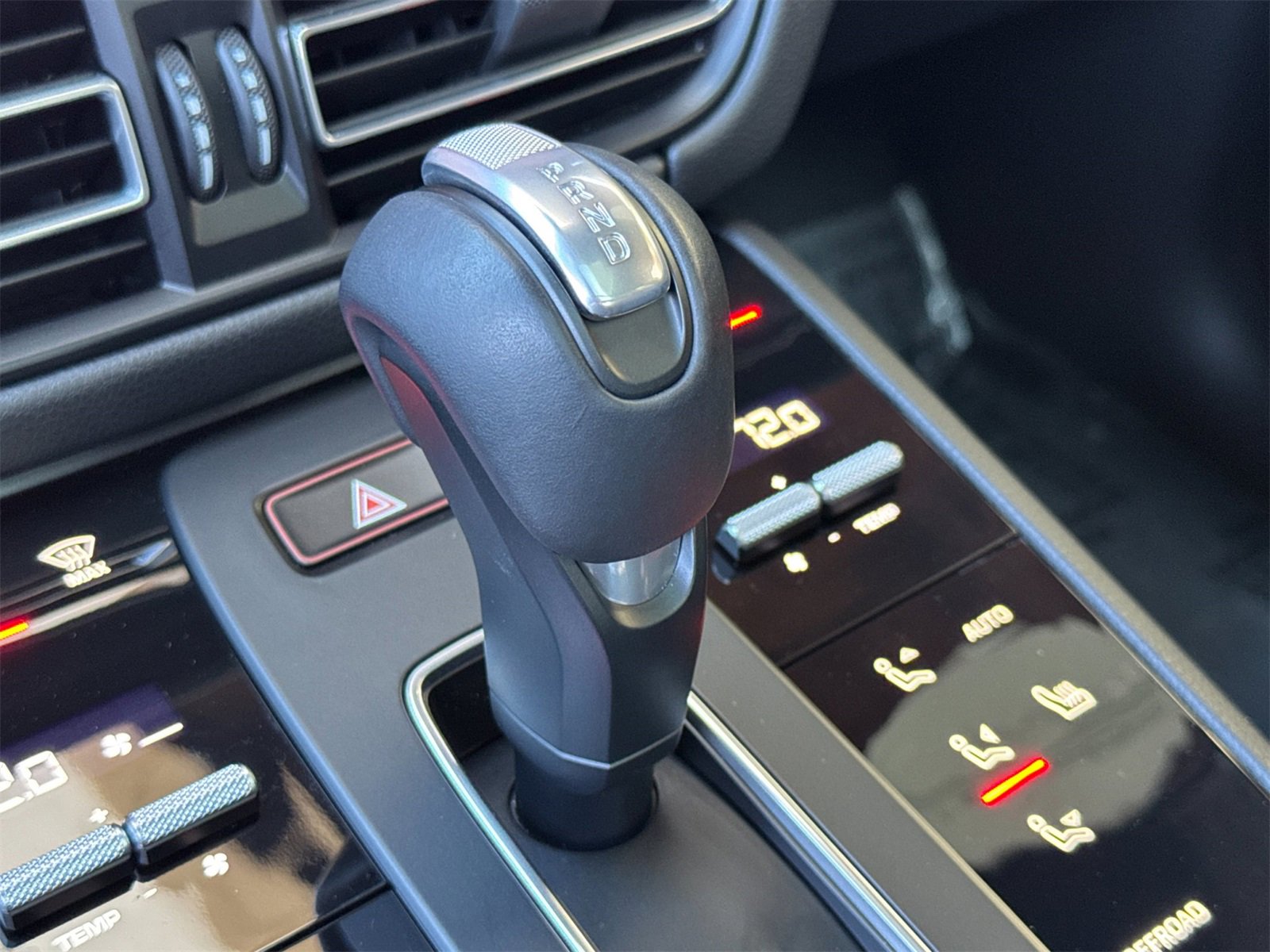 Used 2025 Porsche Macan image 25