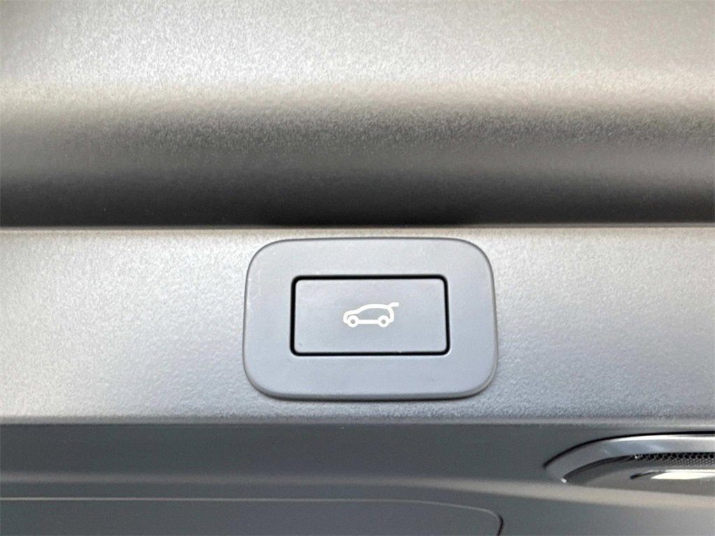 New 2025 Land Rover Range Rover SV image 39
