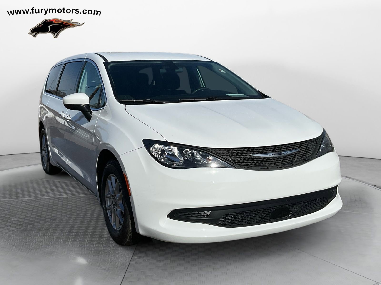 Used 2022 Chrysler Voyager LX image 1