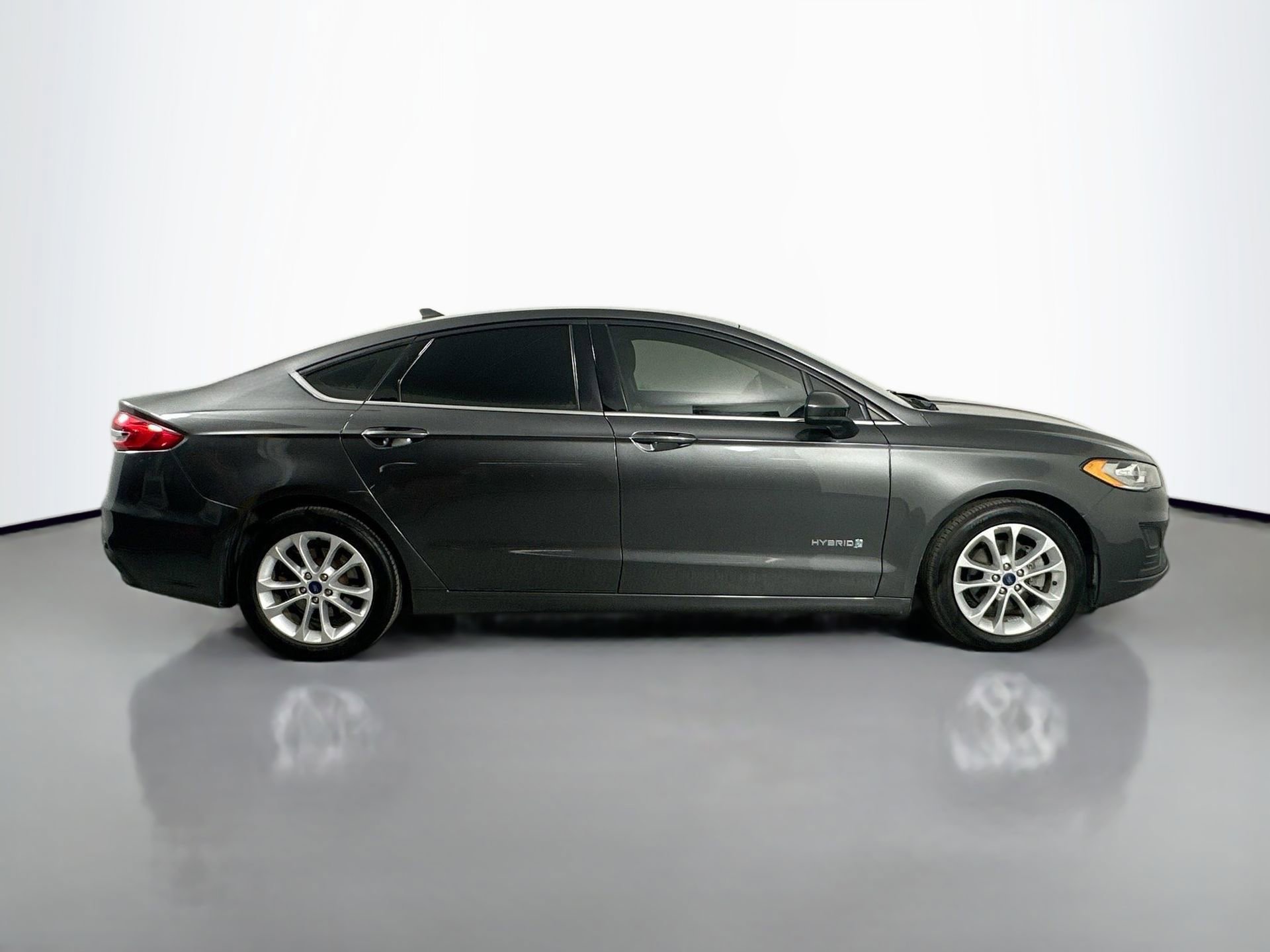 Used 2019 Ford Fusion SE image 4