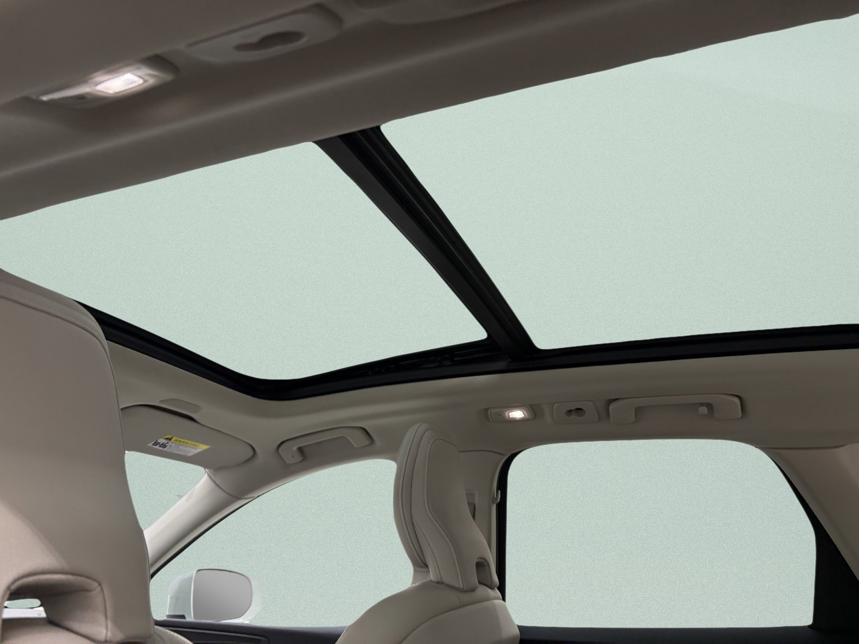 Used 2022 Volvo XC60 B5 Momentum image 13