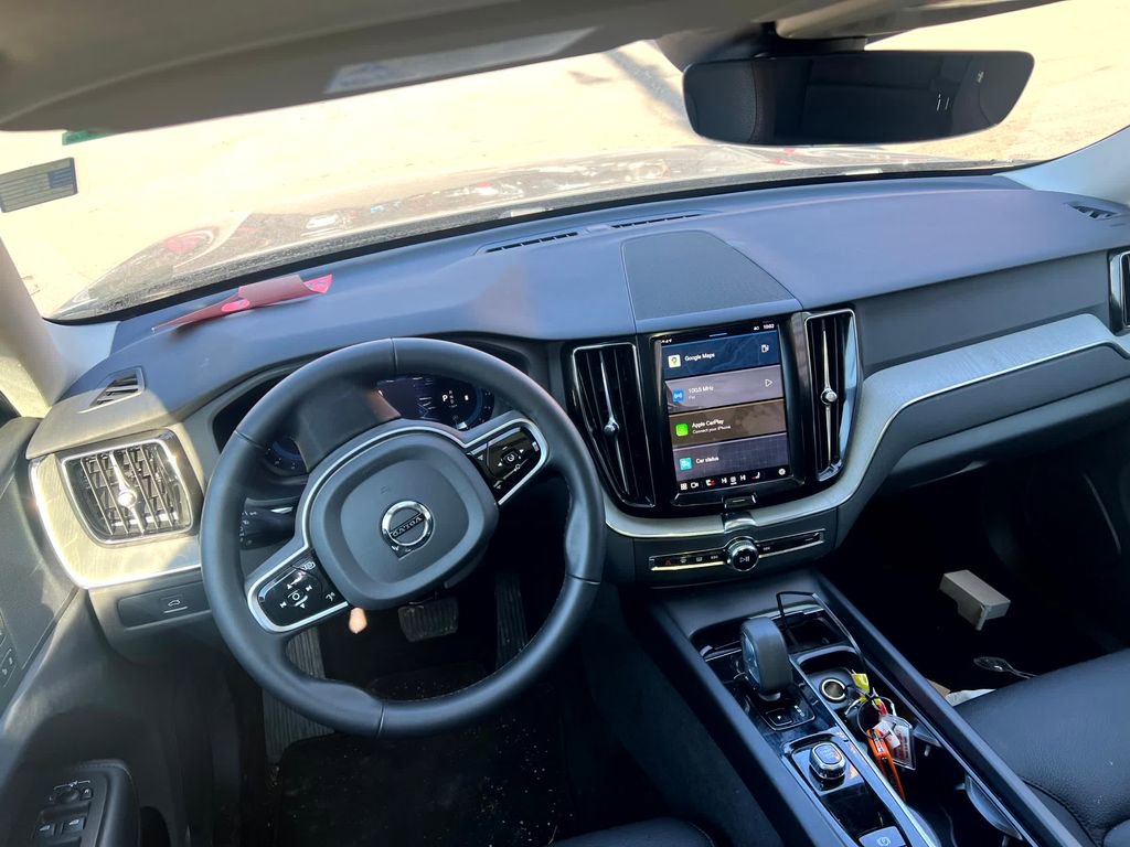 Used 2025 Volvo XC60 B5 Plus image 9