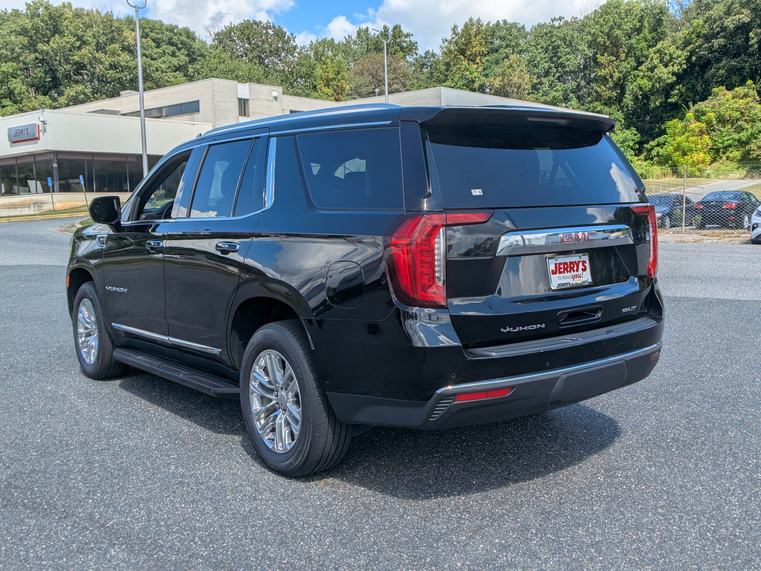 Used 2023 GMC Yukon SLT AWD/4WD image 7