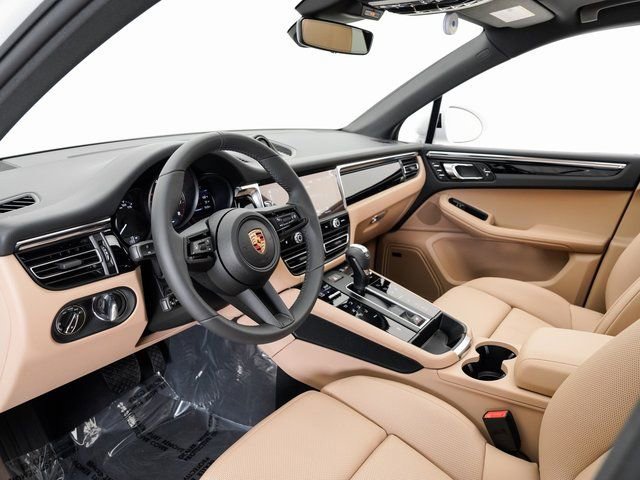 Certified 2025 Porsche Macan image 4