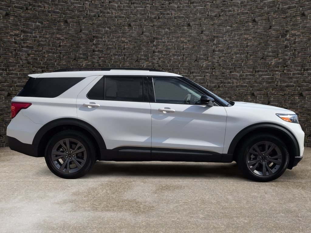 Used 2022 Ford Explorer XLT w/ Equipment Group 202A AWD/4WD image 3