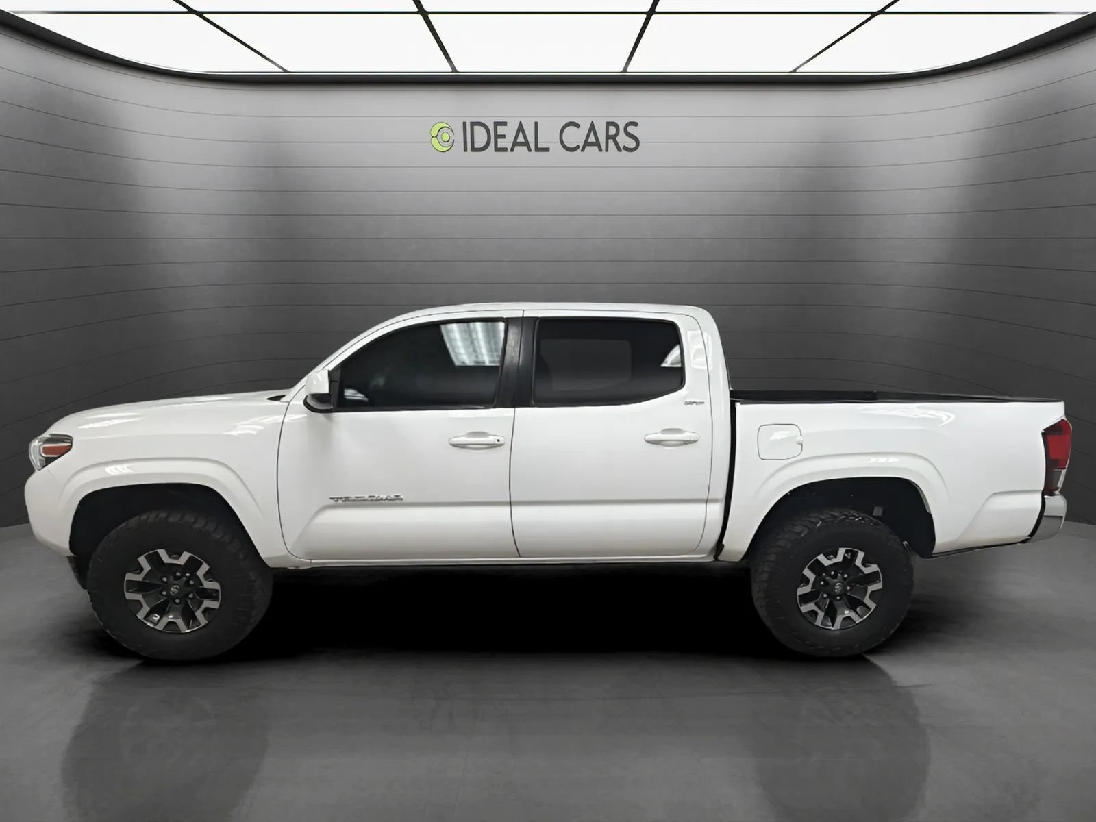 Used 2020 Toyota Tacoma SR5 RWD image 2