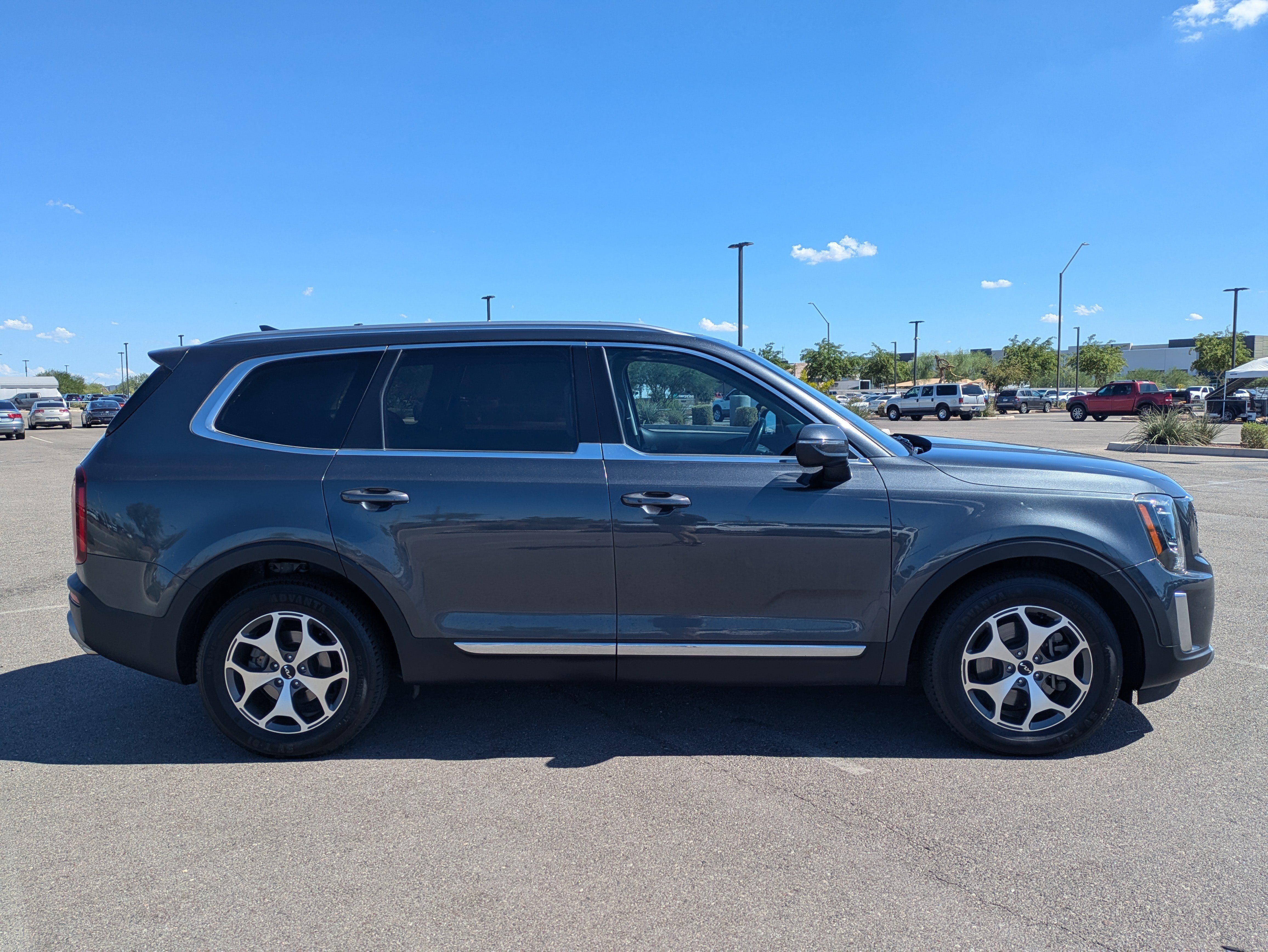 Used 2022 Kia Telluride EX w/ Towing Package FWD image 6