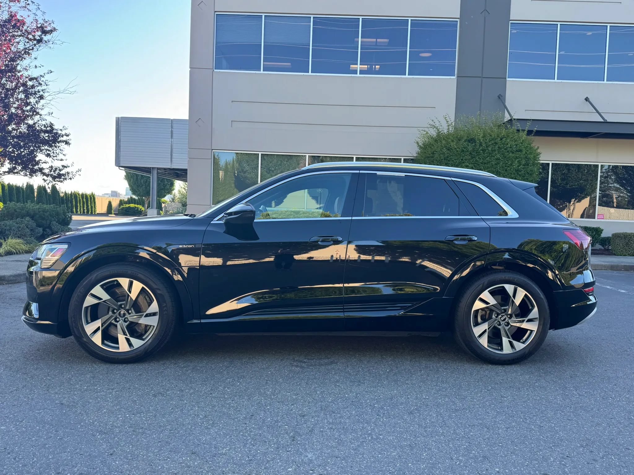 Used 2022 Audi e-tron Premium AWD/4WD image 6