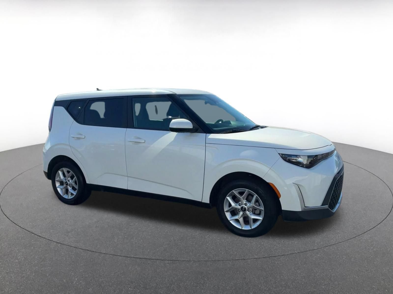 Used 2025 Kia Soul LX w/ LX Technology Package FWD image 2