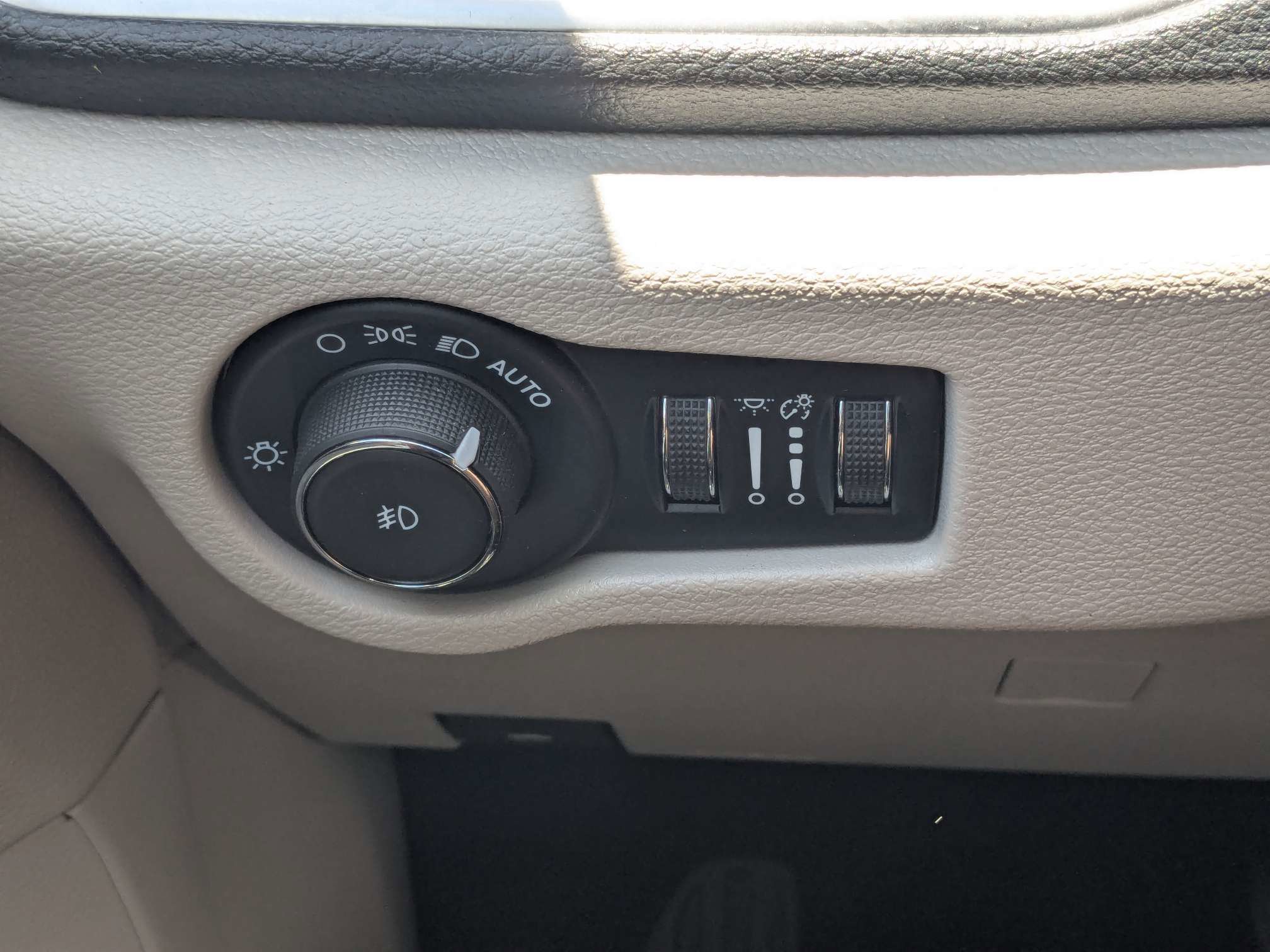 Used 2023 Chrysler Pacifica Limited FWD image 32