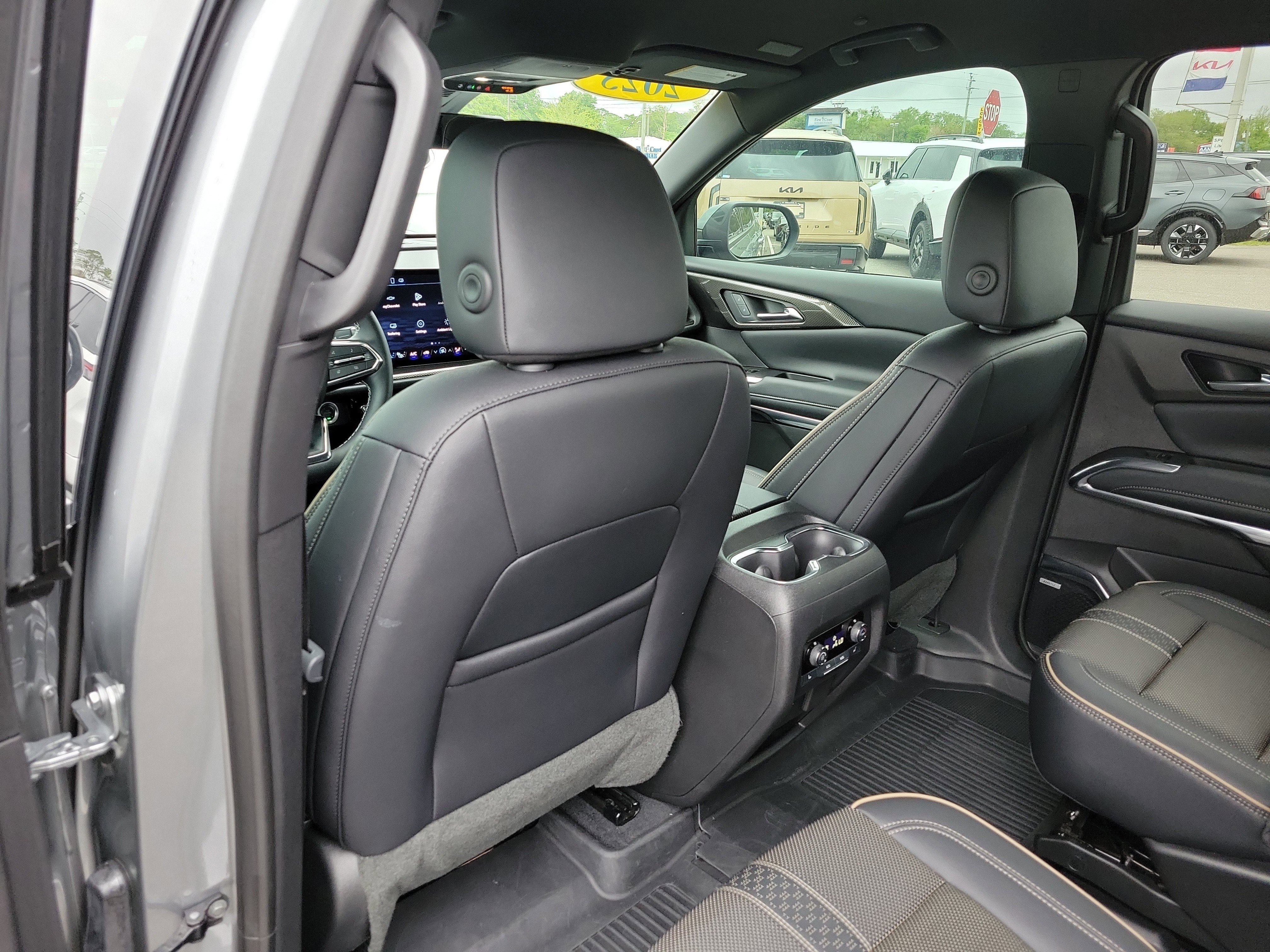 Used 2025 Chevrolet Traverse High Country FWD image 17