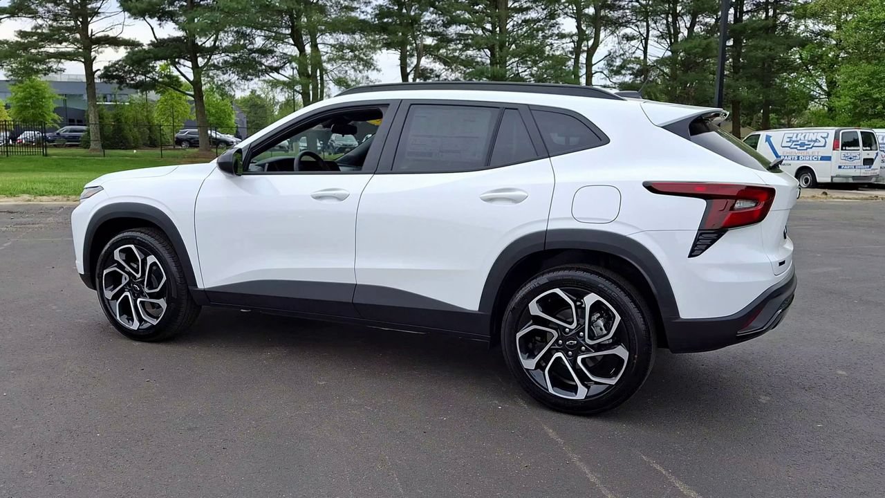 New 2026 Chevrolet Trax RS w/ Sunroof Package FWD image 8