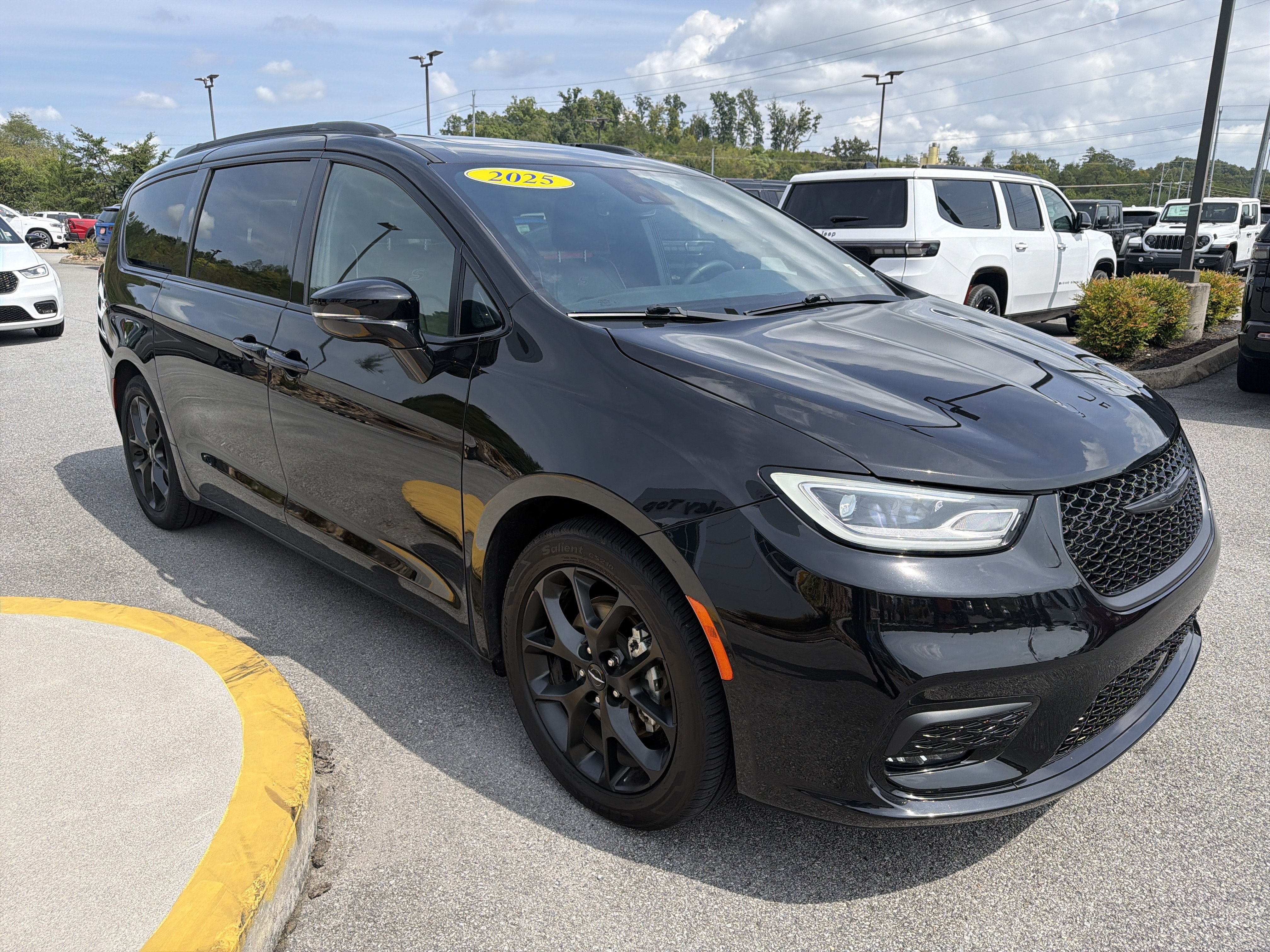 Used 2025 Chrysler Pacifica Limited FWD image 4