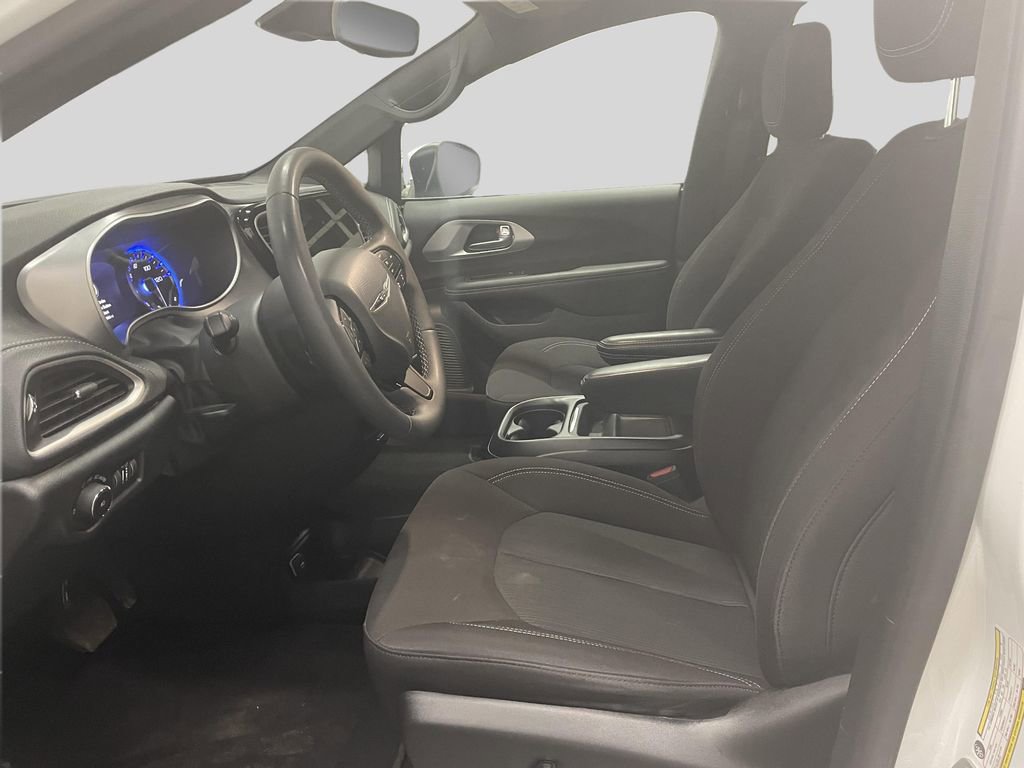 Used 2023 Chrysler Pacifica Touring image 13