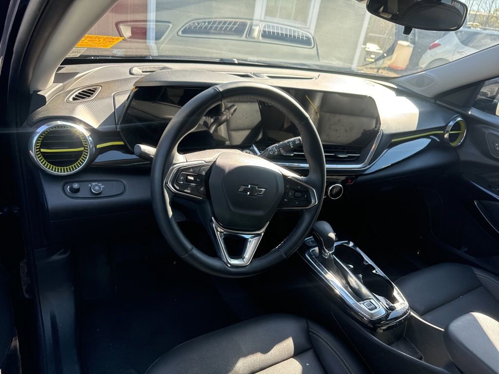 Used 2025 Chevrolet Trax ACTIV w/ Sunroof Package image 17