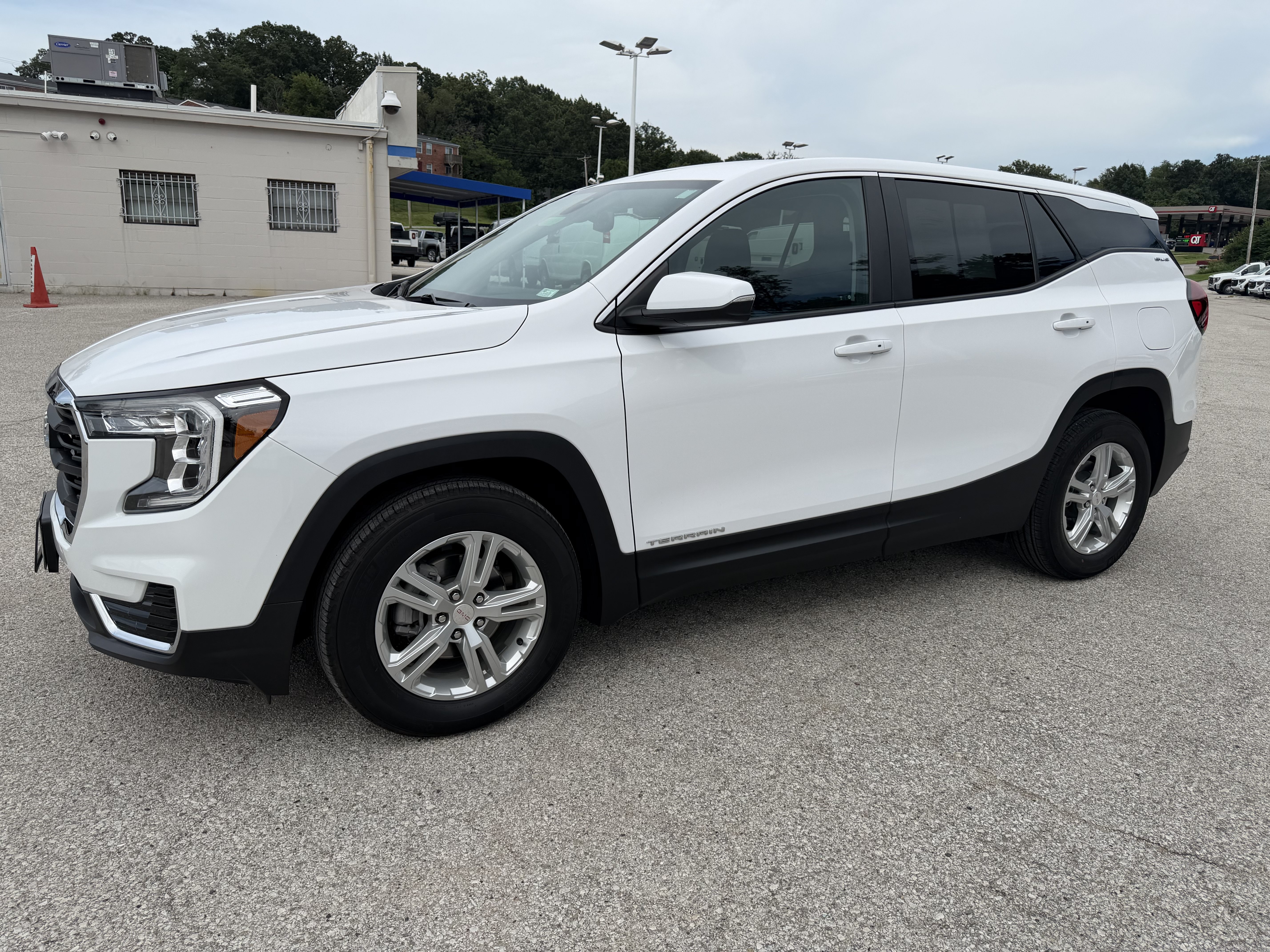 Used 2024 GMC Terrain SLE FWD image 3