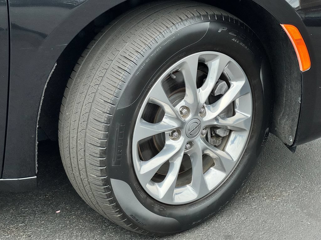 Used 2023 Chrysler Pacifica Touring-L AWD/4WD image 9