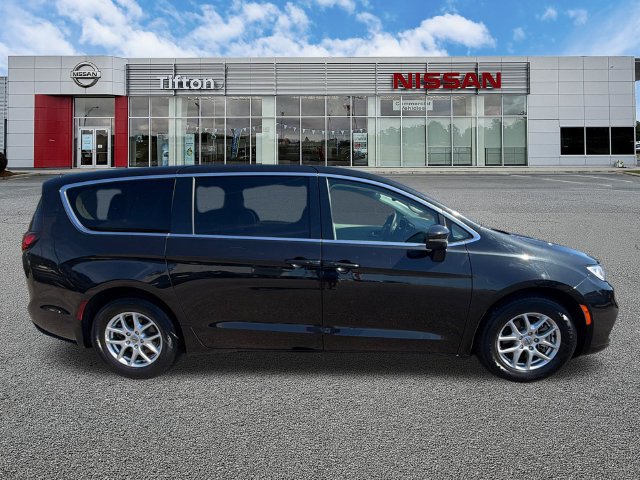Used 2023 Chrysler Pacifica Touring-L FWD image 8
