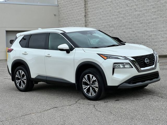Used 2022 Nissan Rogue SV image 3