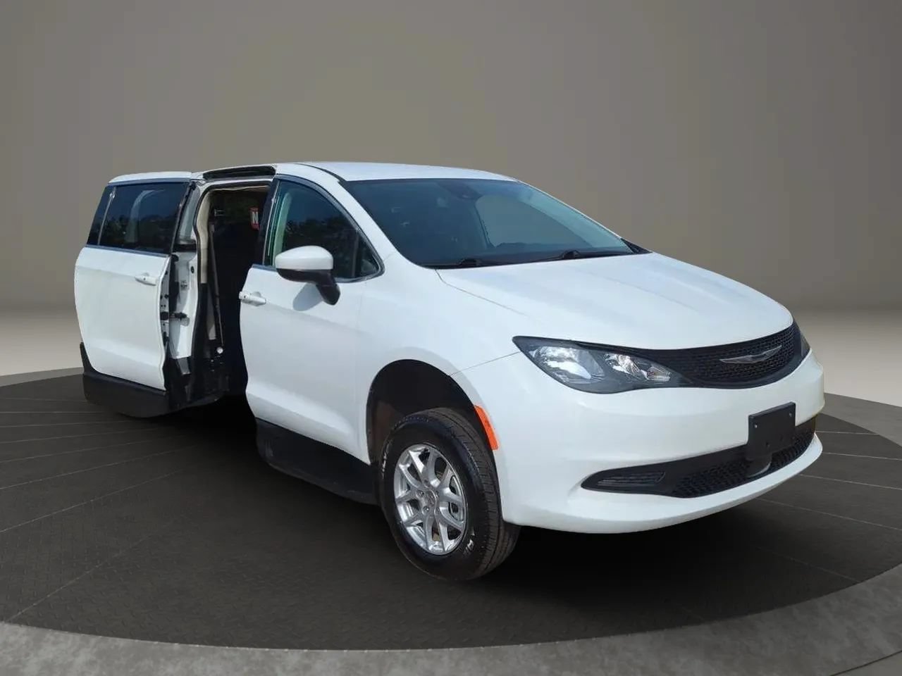 Used 2023 Chrysler Voyager LX FWD image 2