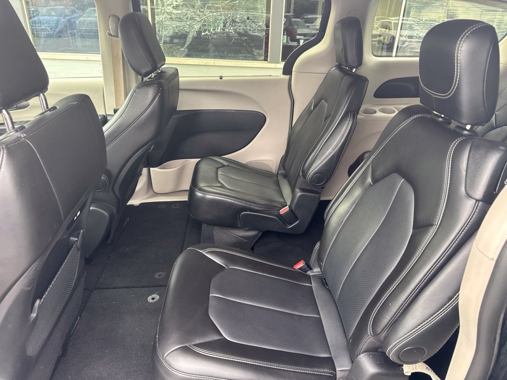 Used 2024 Chrysler Pacifica Touring-L FWD image 10